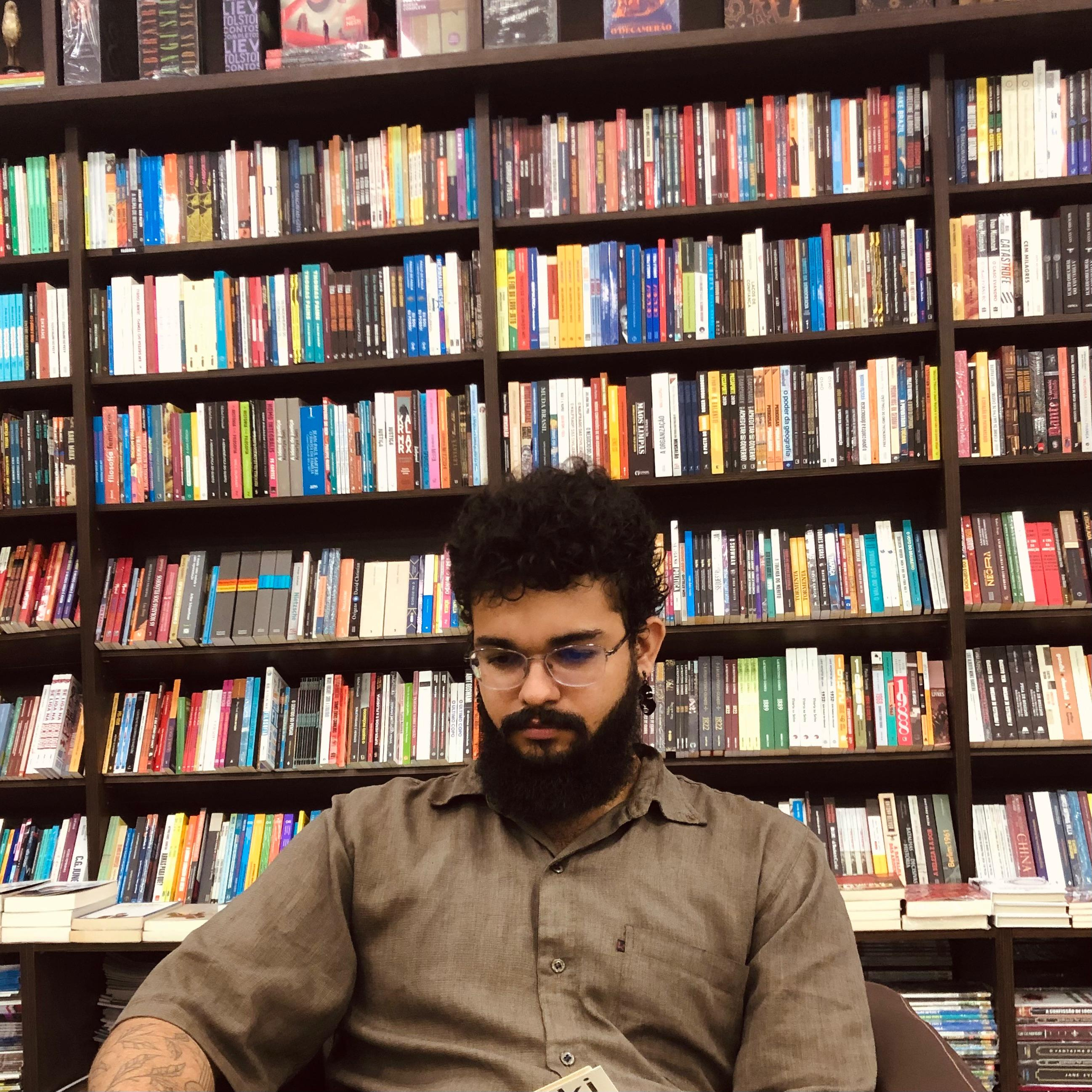 Foto de Perfil do Erick Araújo lendo um livro